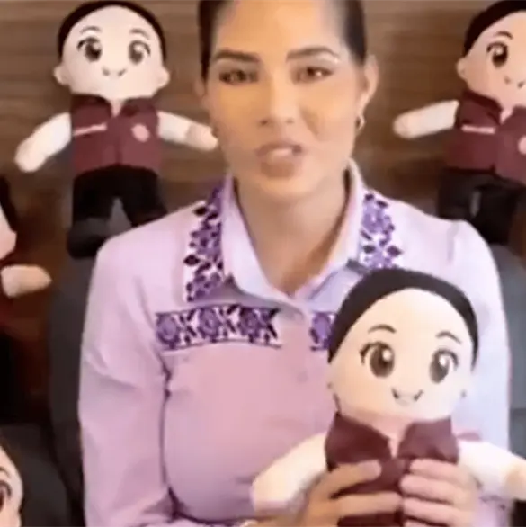 &iquest;Campa&ntilde;a disfrazada? Geraldine Ponce reparte mu&ntilde;ecas con su imagen y desata pol&eacute;mica