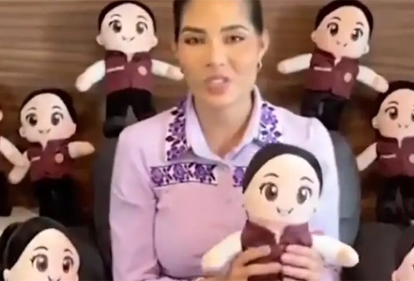 &iquest;Campa&ntilde;a disfrazada? Geraldine Ponce reparte mu&ntilde;ecas con su imagen y desata pol&eacute;mica