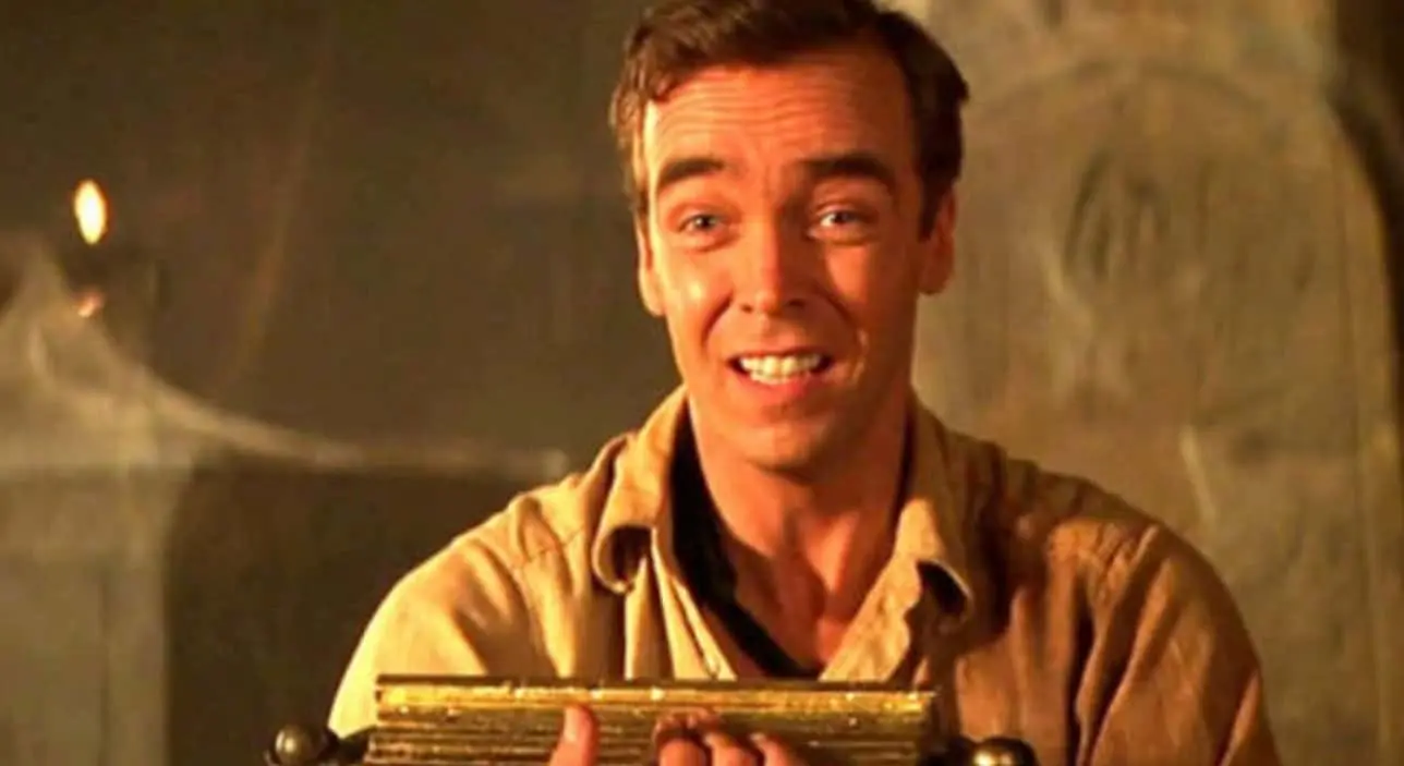 John Hannah interpretó a Jonathan Carnahan, el hermano de Evelyn, quien siempre la mete en problemas. John Hannah interpretó a Jonathan Carnahan, el hermano de Evelyn, quien siempre la mete en problemas.