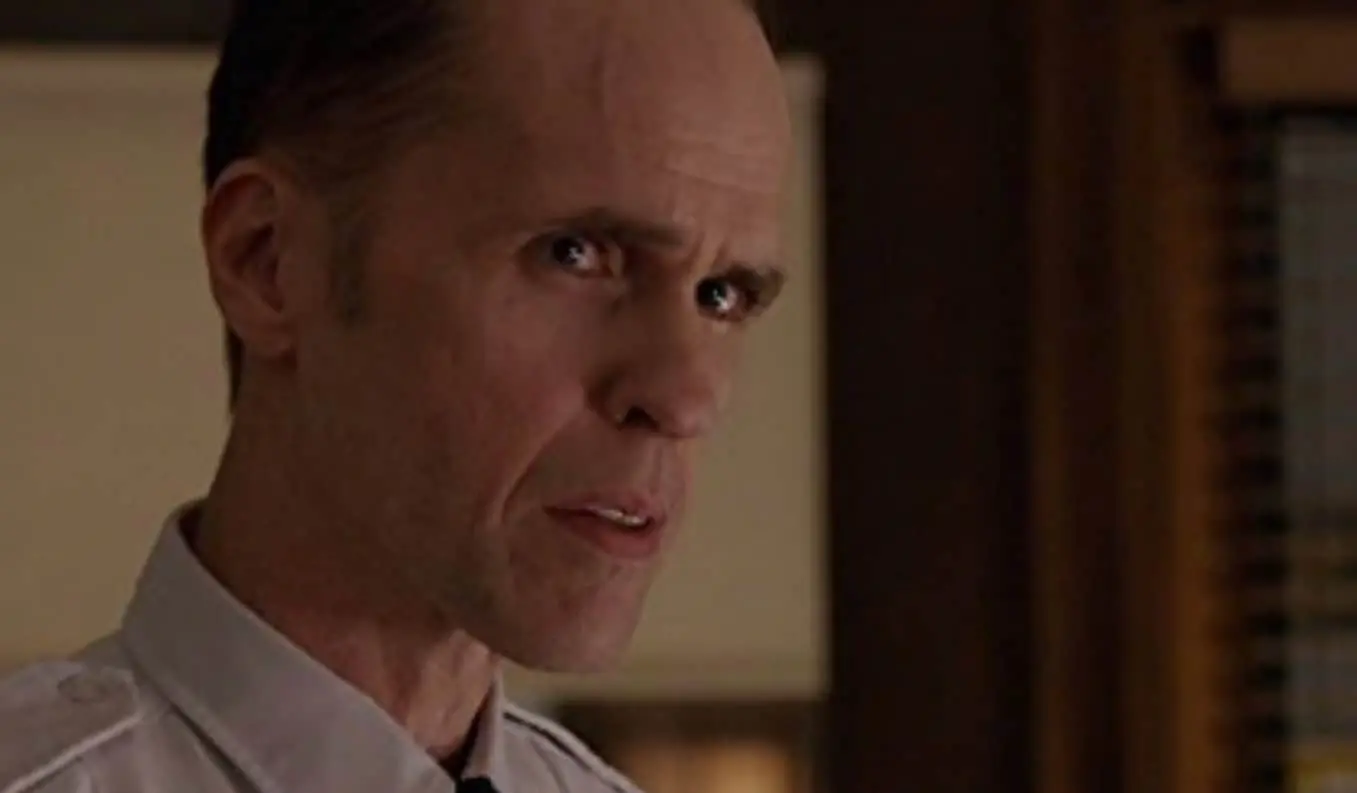 Ahora tiene 62 años. Ha participado en las series 'Trampa 22' y 'Outcast'.<br> Ahora tiene 62 años. Ha participado en las series 'Trampa 22' y 'Outcast'.<br>