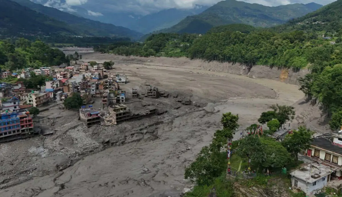  Las imágenes aéreas revelan un paisaje irreconocible tras la riada en Nepal: comunidades sepultadas entre lodo y escombros, puentes desaparecidos y extensas zonas inundadas. 