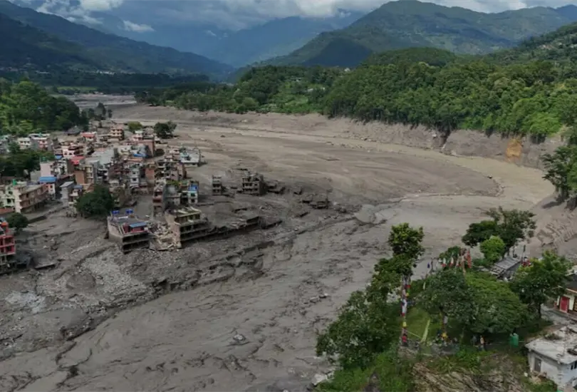 Las imágenes aéreas revelan un paisaje irreconocible tras la riada en Nepal: comunidades sepultadas entre lodo y escombros, puentes desaparecidos y extensas zonas inundadas.