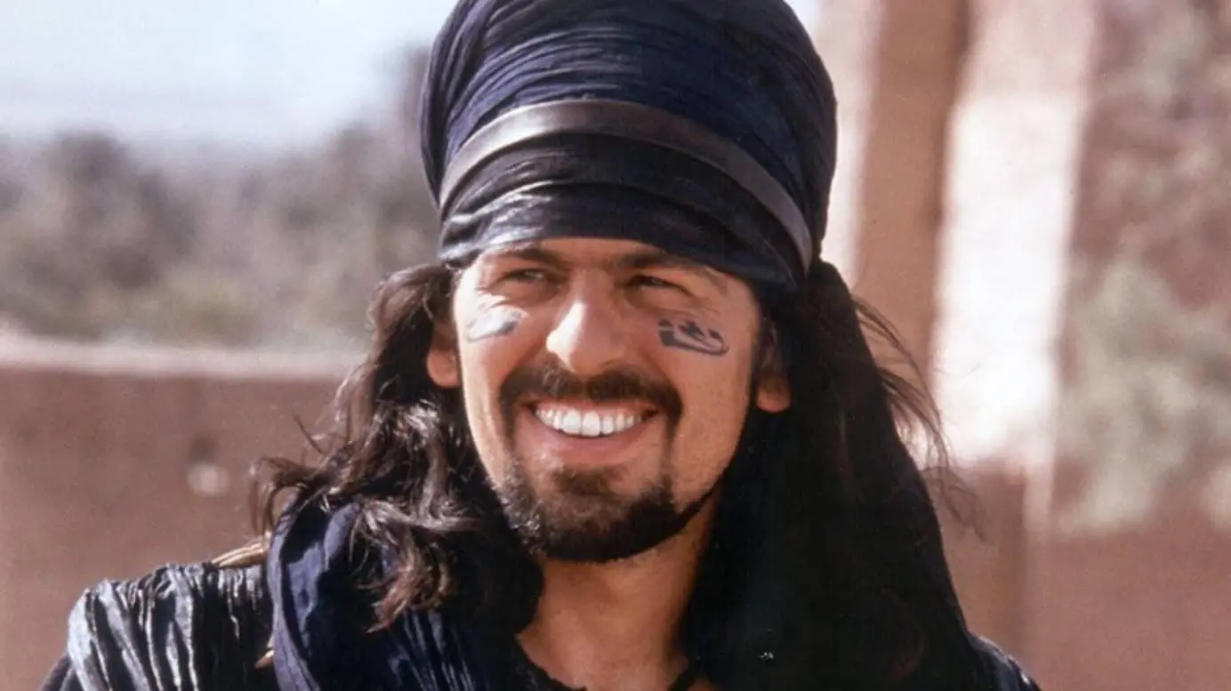 Oded Fehr interpretó a Ardeth Bay, uno de los líderes de los Medjays que ayuda a los excursionistas que reviven a Imhotep. Oded Fehr interpretó a Ardeth Bay, uno de los líderes de los Medjays que ayuda a los excursionistas que reviven a Imhotep.