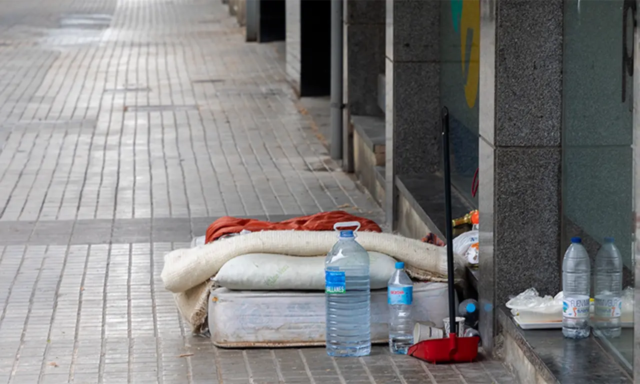  Hombre arrastra cadáver de su amigo por calles de la GAM: quería llevarlo con su familia 