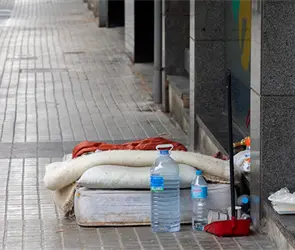 Hombre arrastra cad&aacute;ver de su amigo por calles de la GAM: quer&iacute;a llevarlo con su familia