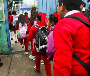 &iquest;Se prohibir&aacute;n los celulares en la primaria y secundaria? SEP har&aacute; consulta para decidir su uso en 2026-2027