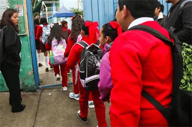 &iquest;Se prohibir&aacute;n los celulares en la primaria y secundaria? SEP har&aacute; consulta para decidir su uso en 2026-2027