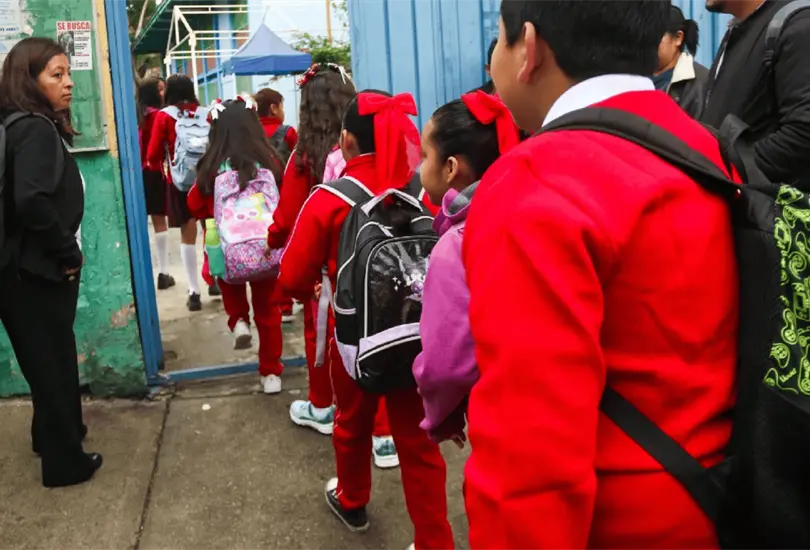 &iquest;Se prohibir&aacute;n los celulares en la primaria y secundaria? SEP har&aacute; consulta para decidir su uso en 2026-2027