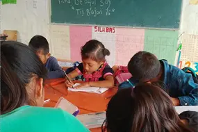 &iquest;Puede un modelo cerrado de IA multiplicar experiencias de aprendizaje relevantes para infancias ind&iacute;genas rurales?
