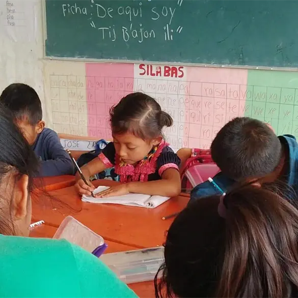 ¿Puede un modelo cerrado de IA multiplicar experiencias de aprendizaje relevantes para infancias indígenas rurales?