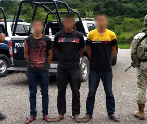 Hallan con vida a tres j&oacute;venes desaparecidos en Michoac&aacute;n; estaban atados y vendados