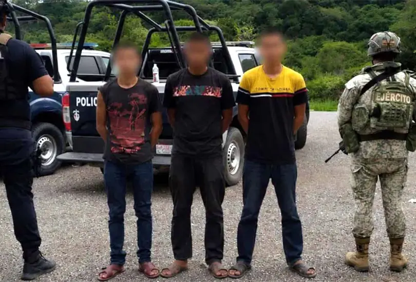 Hallan con vida a tres j&oacute;venes desaparecidos en Michoac&aacute;n; estaban atados y vendados