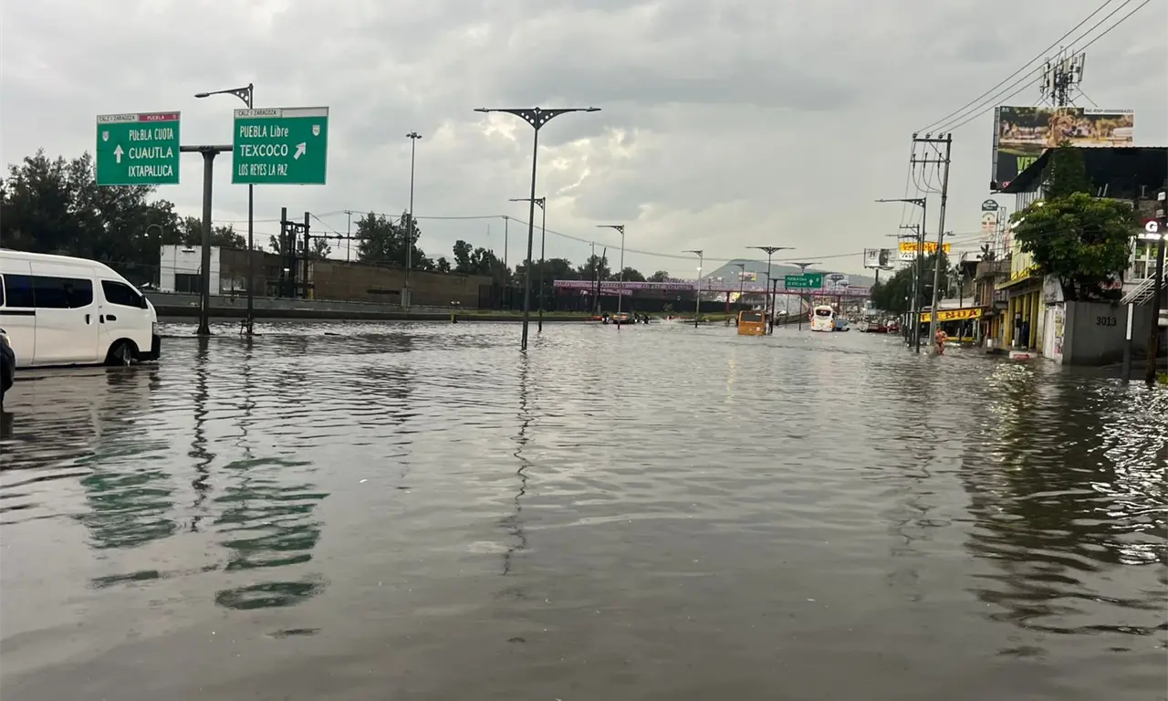  CDMX bajo el agua: fuerte lluvia inunda Calzada Ignacio Zaragoza y afecta al Metro | VIDEOS 