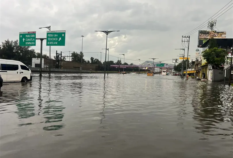 CDMX bajo el agua: fuerte lluvia inunda Calzada Ignacio Zaragoza y afecta al Metro | VIDEOS CDMX bajo el agua: fuerte lluvia inunda Calzada Ignacio Zaragoza y afecta al Metro | VIDEOS