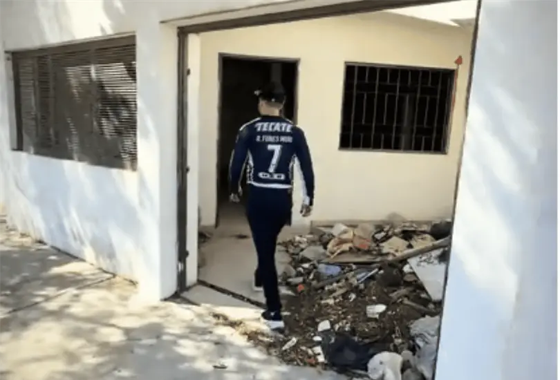 La cocina, los ba&ntilde;os y otros espacios todav&iacute;a pueden reconocerse entre el abandono, mientras que el acceso al t&uacute;nel permanece cerrado.