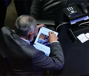 &iquest;Qu&eacute; estaba viendo? Captan otra vez a Ad&aacute;n Augusto distra&iacute;do con su tablet en plena sesi&oacute;n del Senado