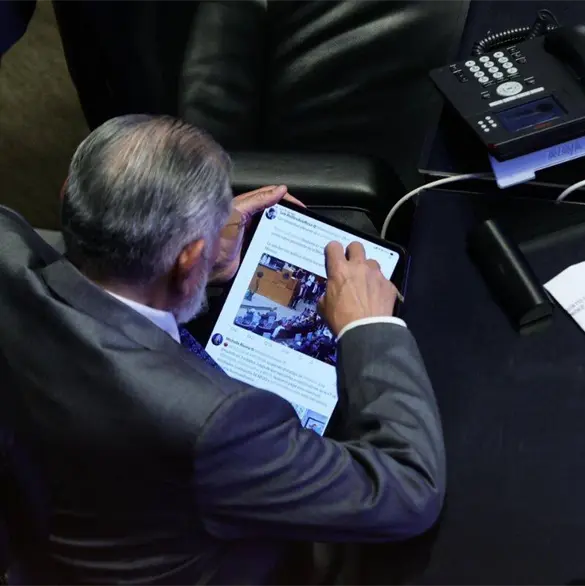 ¿Qué estaba viendo? Captan otra vez a Adán Augusto distraído con su tablet en plena sesión del Senado ¿Qué estaba viendo? Captan otra vez a Adán Augusto distraído con su tablet en plena sesión del Senado