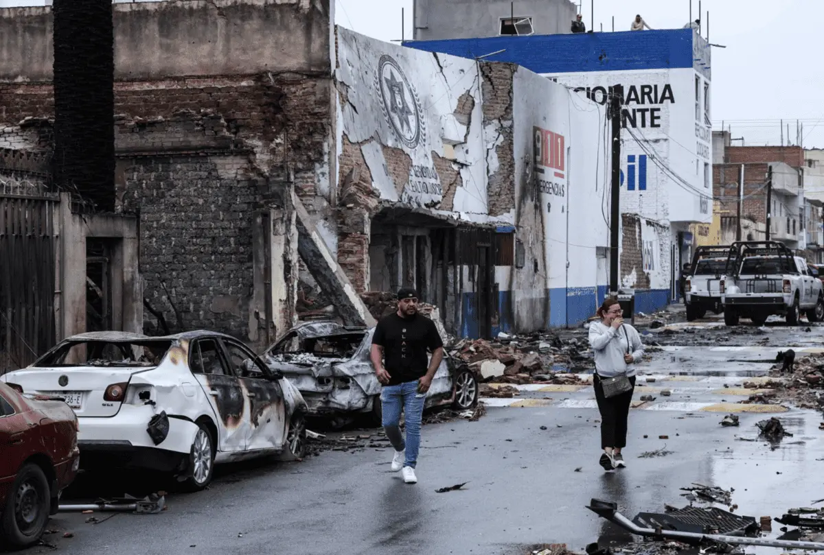 La explosión alcanzó casas, patrullas y vehículos cercanos. Especial