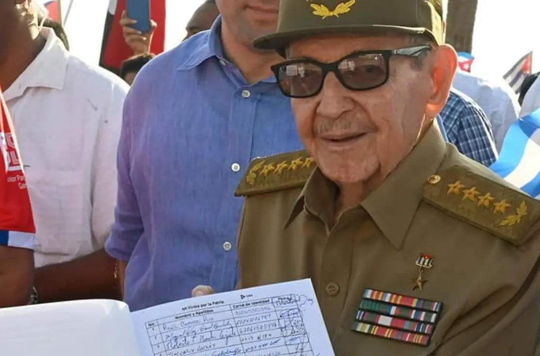 Raúl Castro estaría conectado a equipos para mantenerlo con vida, según reportes. FB: Raúl Castro.
