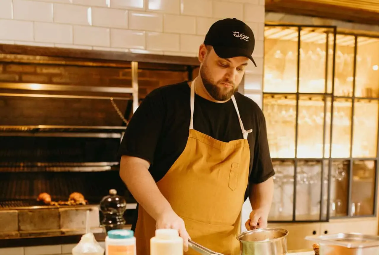 Esta carrera prepara profesionales para trabajar en la elaboración de alimentos, administración de establecimientos gastronómicos y gestión de servicios relacionados con la industria. Sus egresados pueden desempeñarse en restaurantes, hoteles, empresas de alimentos o proyectos propios. Esta carrera prepara profesionales para trabajar en la elaboración de alimentos, administración de establecimientos gastronómicos y gestión de servicios relacionados con la industria. Sus egresados pueden desempeñarse en restaurantes, hoteles, empresas de alimentos o proyectos propios.