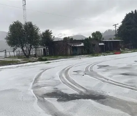 &iexcl;La M&eacute;xico-Toluca se vuelve un caos! Granizada cubre de blanco La Marquesa | VIDEOS