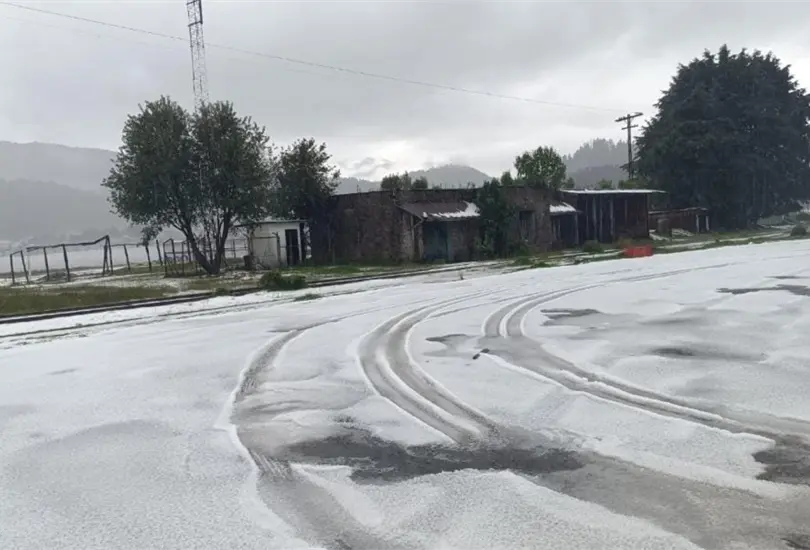 &iexcl;La M&eacute;xico-Toluca se vuelve un caos! Granizada cubre de blanco La Marquesa | VIDEOS