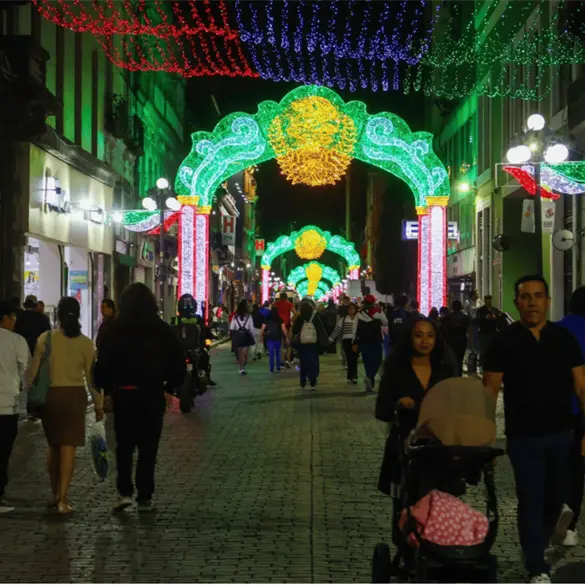 Puebla enciende su capital con 2 mil 400 luces por las Fiestas Patrias