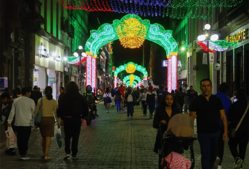 La intervención busca convertir distintos espacios públicos de la capital poblana en escenarios alusivos a la historia y las tradiciones de México.