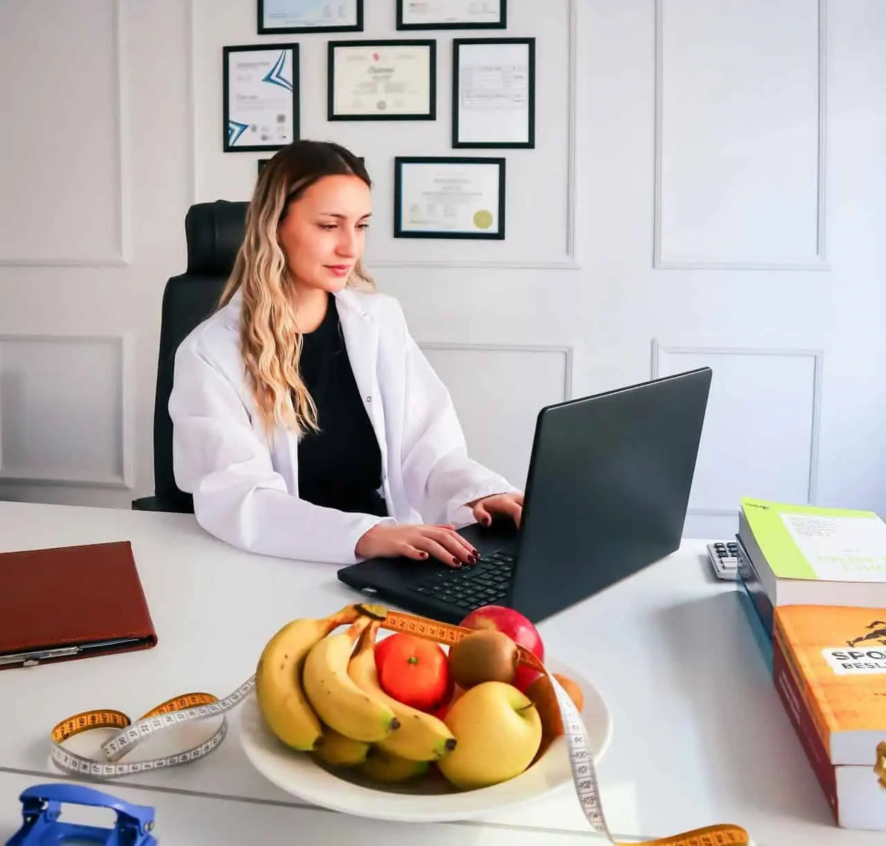Se enfoca en el estudio de la alimentación y su relación con la salud y el bienestar. Los egresados pueden trabajar en hospitales, consultorios, instituciones deportivas, empresas alimentarias y programas de salud. En 2026, su ingreso promedio mensual es de $17,773. Se enfoca en el estudio de la alimentación y su relación con la salud y el bienestar. Los egresados pueden trabajar en hospitales, consultorios, instituciones deportivas, empresas alimentarias y programas de salud. En 2026, su ingreso promedio mensual es de $17,773.