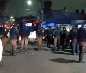 Revelan video de balacera en taquer&iacute;a de Venustiano Carranza; hombre finge estar muerto para sobrevivir