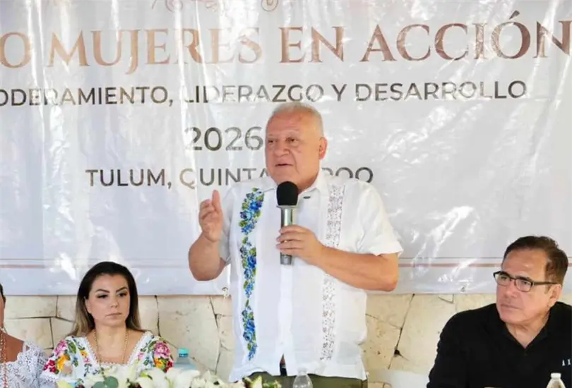 Rafael Marín Mollinedo escucha a habitantes de Tulum en su recorrido por Quintana Roo.