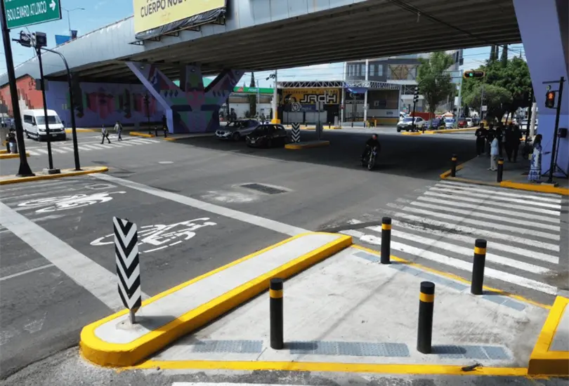 Los trabajos incluyeron la instalaci&oacute;n de 14 sem&aacute;foros peatonales audibles, adem&aacute;s de 21 se&ntilde;alamientos verticales y 40 bolardos.