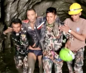 &iexcl;10 d&iacute;as bajo los escombros! Rescatan con vida a dos personas tras inundaciones en Nepal