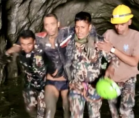 &iexcl;10 d&iacute;as bajo los escombros! Rescatan con vida a dos personas tras inundaciones en Nepal