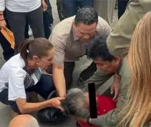 Sheinbaum rompe protocolo de seguridad para ayudar a una mujer que se desmayó tras su evento en San Luis Potosí Sheinbaum rompe protocolo de seguridad para ayudar a una mujer que se desmayó tras su evento en San Luis Potosí