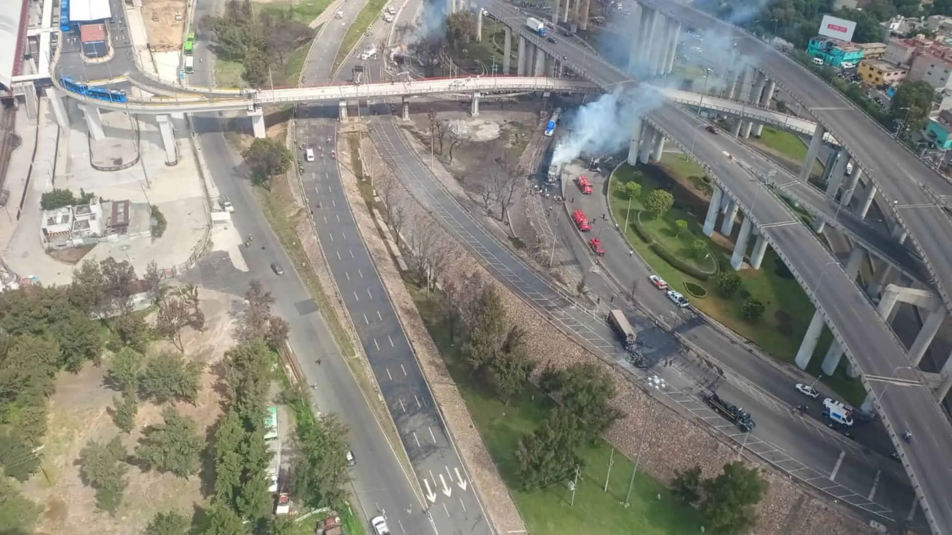 En cuesti&oacute;n de segundos, una enorme bola de fuego alcanz&oacute; la vialidad y los veh&iacute;culos cercanos. Las im&aacute;genes de aquella tarde mostraron a personas intentando alejarse de las llamas mientras cuerpos de emergencia acud&iacute;an al lugar.