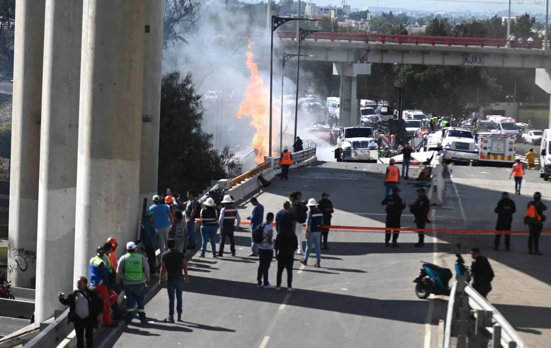 Tras el impacto, el contenedor de la pipa sufri&oacute; una hendidura de unos 40 cent&iacute;metros. Por ah&iacute; comenz&oacute; a escapar el Gas LP, que form&oacute; una nube con un radio aproximado de 180 metros antes de entrar en contacto con una fuente de ignici&oacute;n.