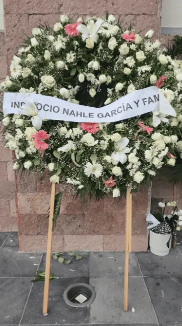 Por su parte, Rocío Nahle también acudió a la funeraria durante el velorio y posteriormente envió una corona floral. RRSS.