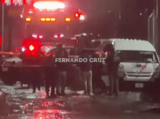La combi quedó atrapada en la inundación. Especial.