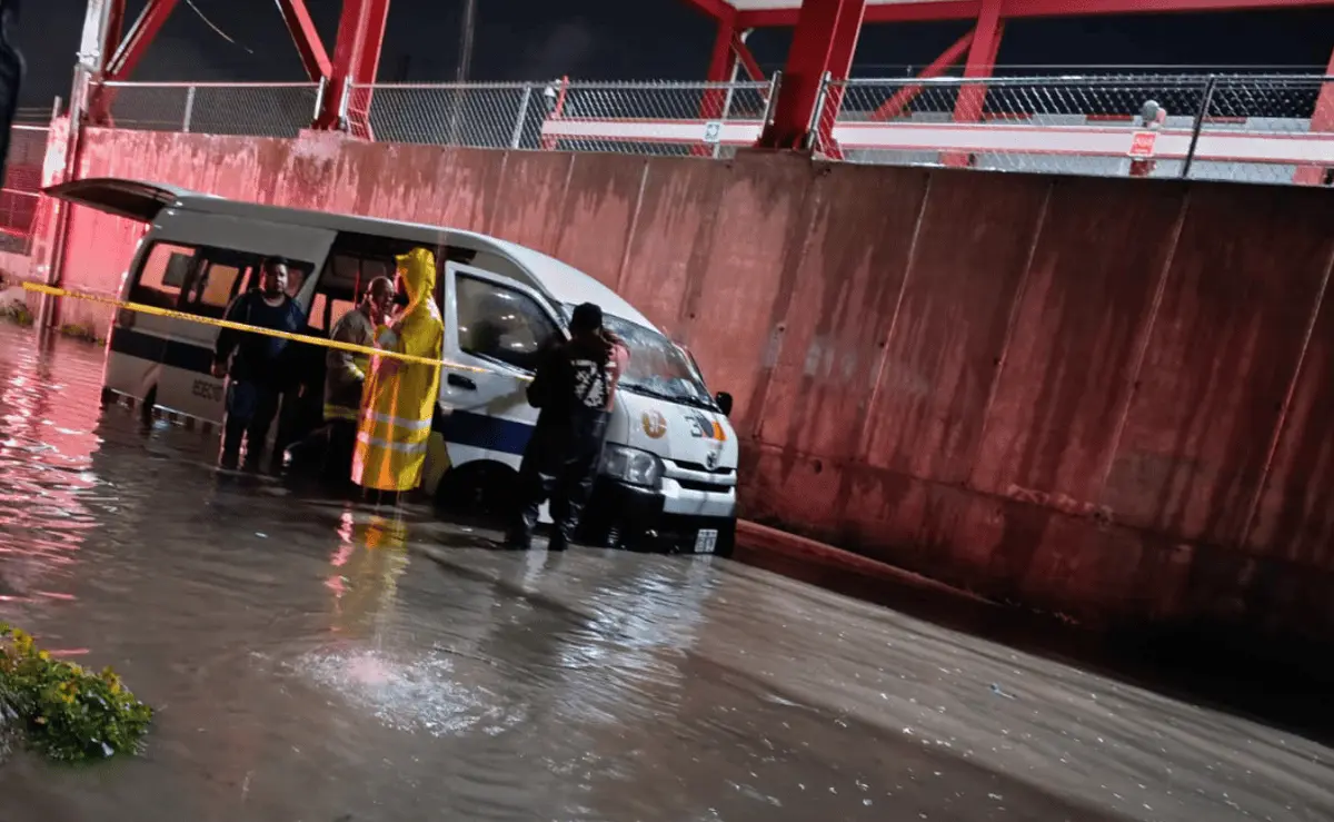 La combi en la que viajaban los seis integrantes de una familia quedó atrapada por el agua acumulada en avenida Recursos Hidráulicos, en Tultitlán. Especial