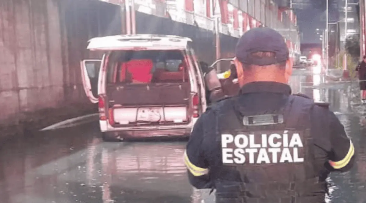 El vehículo fue localizado durante la madrugada tras la fuerte lluvia que provocó inundaciones en distintos puntos de Tultitlán. Especial
