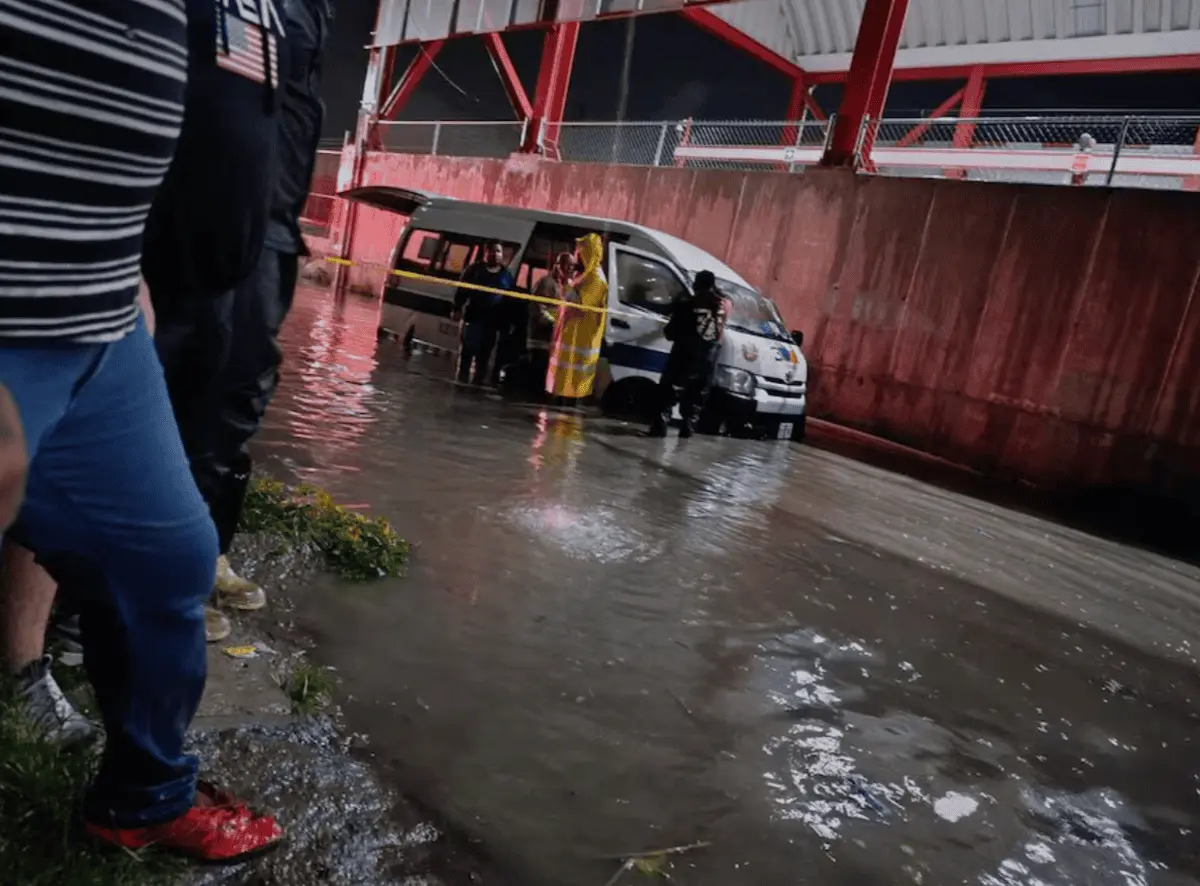 Las zonas inundadas pueden ocultar baches, desniveles, coladeras abiertas y otros obstáculos que representan un peligro para automovilistas y pasajeros. Especial