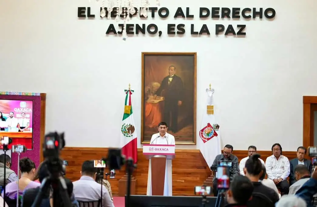 El gobernador Salomón Jara Cruz presentó detalles de la propuesta de nueva Constitución para Oaxaca durante una conferencia de prensa. Especial