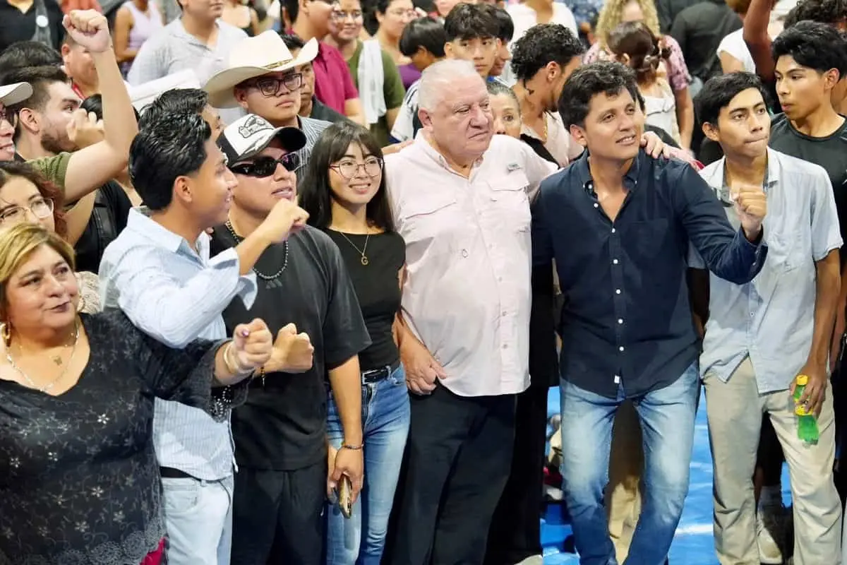 Rafael Marín Mollinedo en una reunión con jóvenes. FB: Rafael Marín Mollinedo.