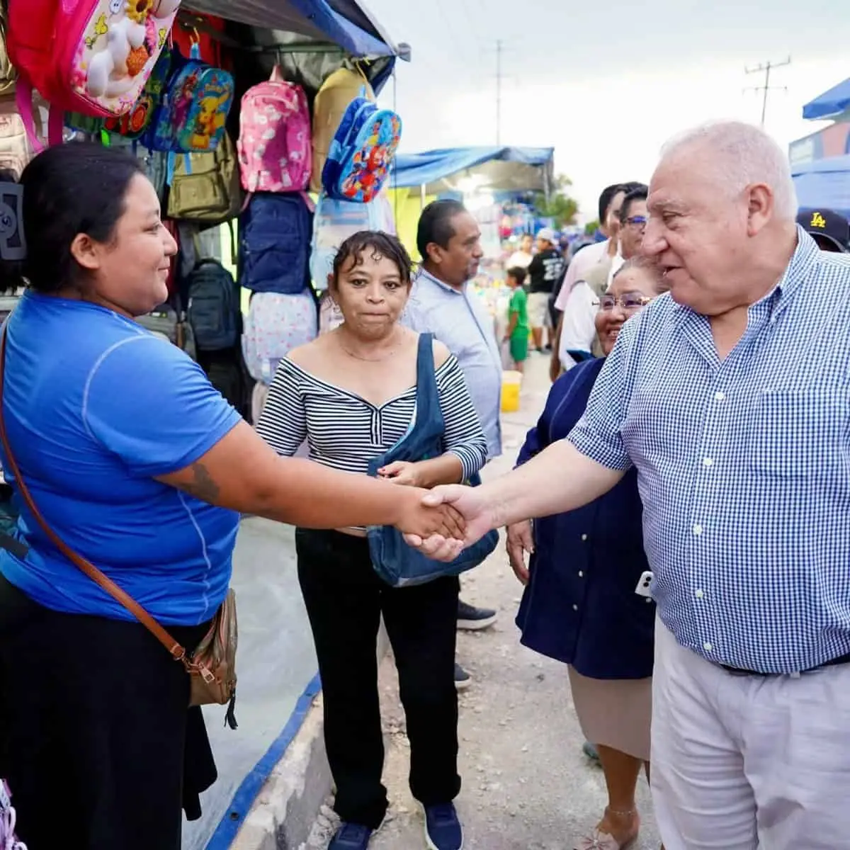 Comerciantes del tianguis Prado Norte reciben a Rafael Marín Mollinedo en Quintana Roo. FB: Rafael Marí Mollinedo.