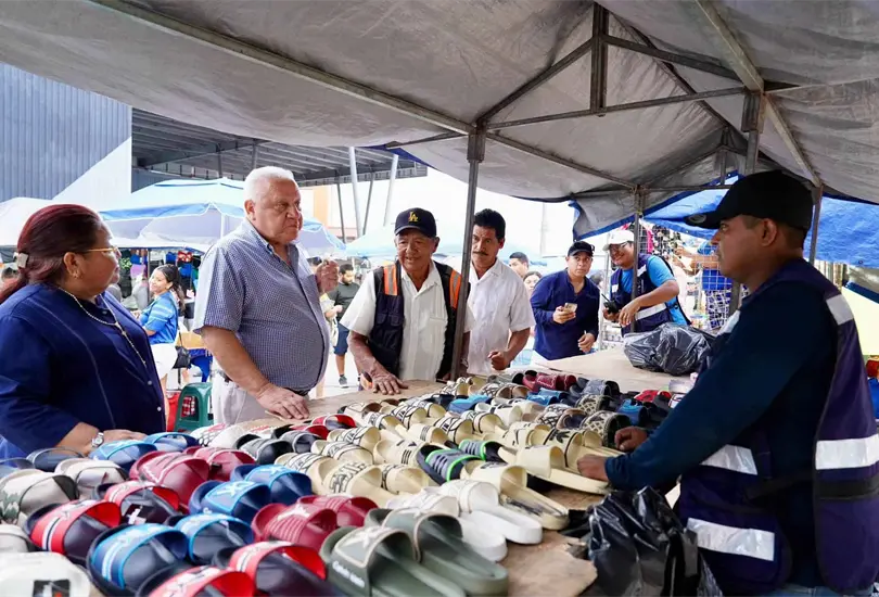 Rafael Marín Mollinedo visita el tianguis de Prado Norte y se reúne con comerciantes. Rafael Marín Mollinedo visita el tianguis de Prado Norte y se reúne con comerciantes.