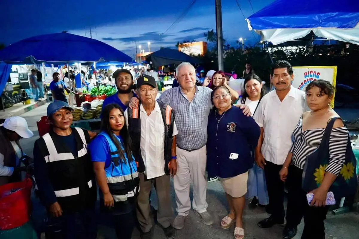 Rafael Marín Mollinedo camina por el tianguis Prado Norte tras su paso por el Gobierno federal. FB: Rafael Marín Mollinedo.