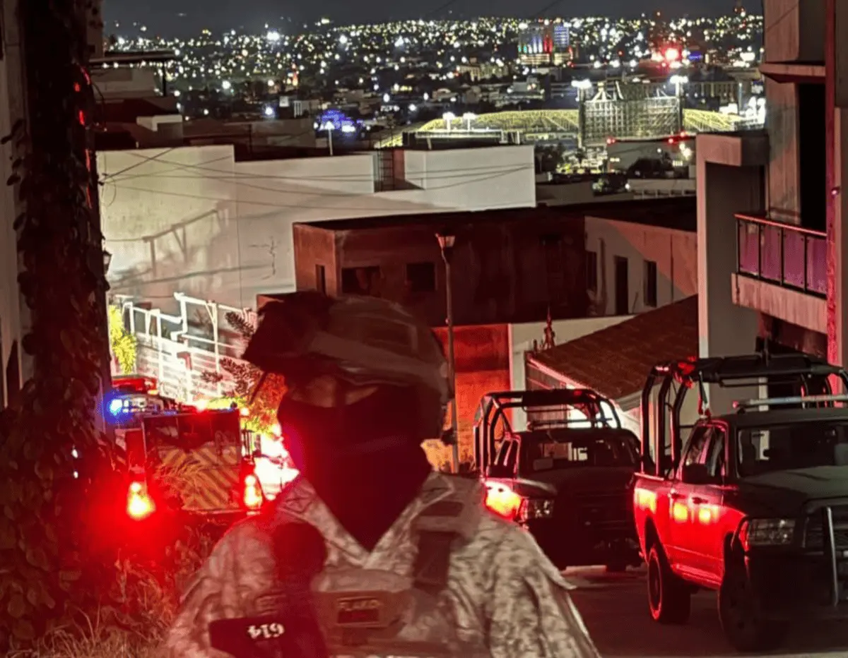 Elementos de seguridad desplegaron un operativo en distintos sectores de Culiacán tras los reportes de detonaciones, incendios y ataques contra viviendas. Especial