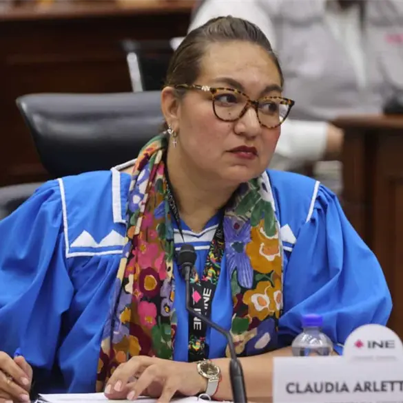 &iquest;Qui&eacute;n es Claudia Arlett Espino, secretaria ejecutiva del INE que renunci&oacute; horas antes del proceso electoral 2027?