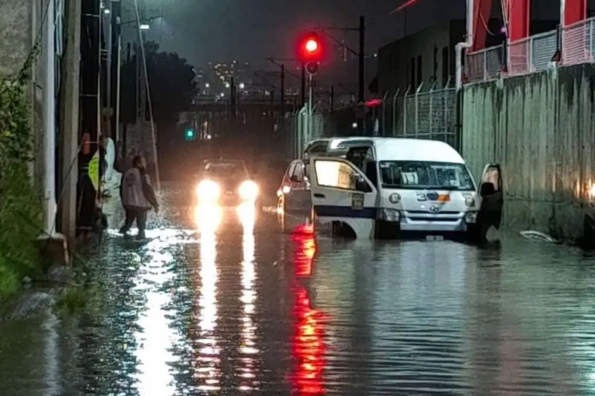  Entre flores y muestras de cariño, familiares y amigos despidieron en Ecatepec a las seis víctimas de la combi que quedó atrapada en una inundación en Tultitlán. 